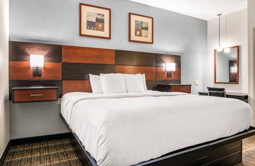 Denham Springs Hotel | Stay Near Denham Springs Antique Village + Kitchenette and Breakfast