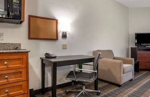 Denham Springs Hotel | Stay Near Denham Springs Antique Village + Kitchenette and Breakfast