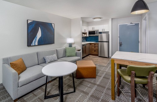 Glendale Hotel | Staybridge Suites Denver - Cherry Creek by IHG