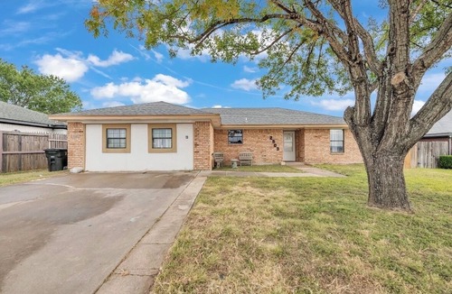 Killeen House | Step Into Style: Open Living, Wooden Ceilings 4BD 2BA Haven