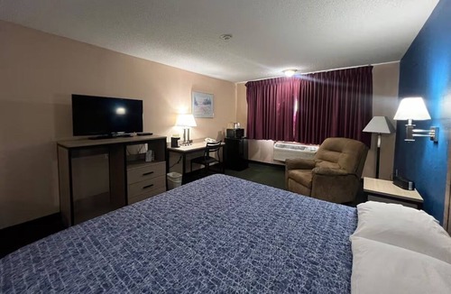 Marysville Hotel | Steps From Dargatz Park & Museums | Deluxe King Bed Non-Smoking + Free Parking