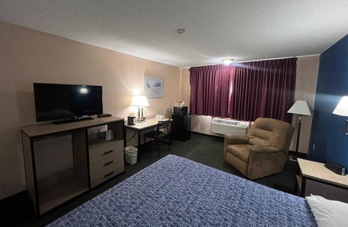 Marysville Hotel | Steps From Dargatz Park & Museums | Deluxe King Bed Non-Smoking + Free Parking