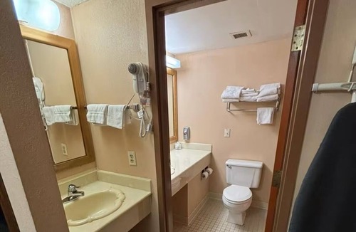 Marysville Hotel | Steps From Dargatz Park & Museums | Deluxe King Bed Non-Smoking + Free Parking