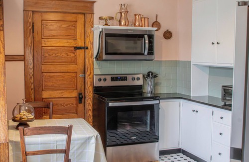 Mount Vernon House | Steps to Main St & Cornell- family fun and sleeps 8!