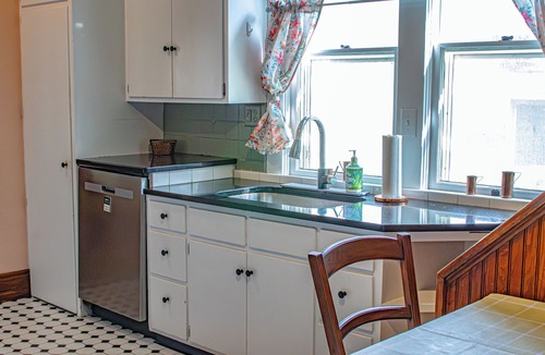 Mount Vernon House | Steps to Main St & Cornell- family fun and sleeps 8!