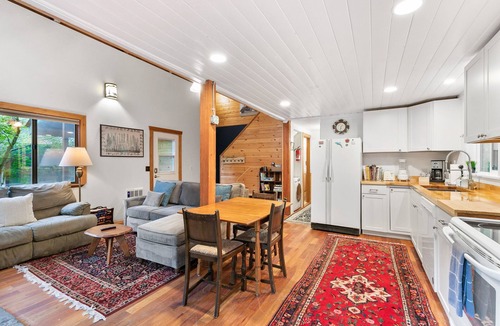 Skykomish Cabin | Stevens Pass Basecamp- minutes to skiing!