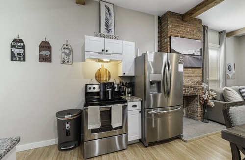 Fort Worth Cottage | Stockyards- 4min Pet Friendly 3BR Luxe Gem