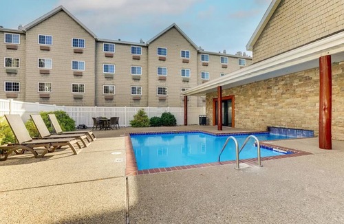 Johnston Hotel | Stoney Creek Hotel Stay w/whirlpool + Gym Onsite | 0.3 mi to Back Roads Lounge