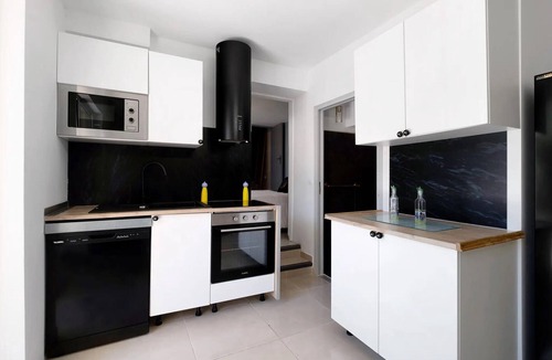 Le Dramont Villa | Studio Apartment 'Le Sémaphore' with Shared Pool, Wi-Fi and Air Conditioning