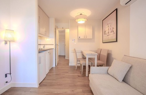 Cap Esterel Apartment | Studio Apartment 'Cap Esterel' with Mountain View, Shared Pool and Air Conditioning