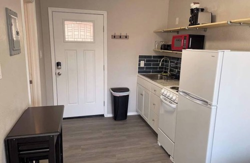 University Heights Apartment | Studio apartment Near UNM, Nob-Hill and downtown.
