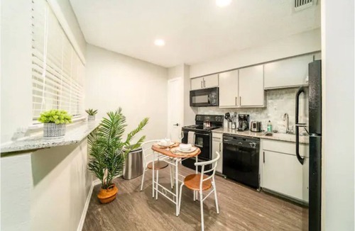 East Riverside - Oltorf Apartment | Studio Treehouse Hideout ~ South Austin ~ Work-Pro Friendly