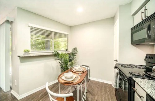 East Riverside - Oltorf Apartment | Studio Treehouse Hideout ~ South Austin ~ Work-Pro Friendly