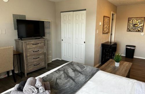 University Heights Apartment | Studio wBalcony - Near Nob Hill, UNM & downtown
