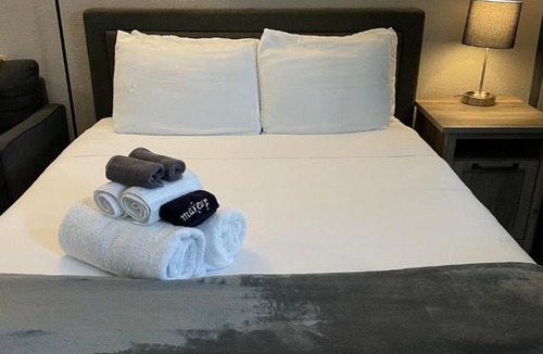 University Heights Apartment | Studio wbalcony-Nob Hill, UNMH, Pres Hosp