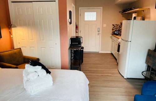 University Heights Apartment | Studio with balcony