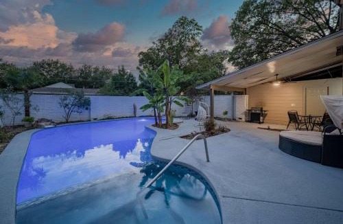 Dallas House | Stunning 5BR 2BA Holiday Home with Private Pool and Cinema