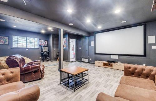 Dallas House | Stunning 5BR 2BA Holiday Home with Private Pool and Cinema