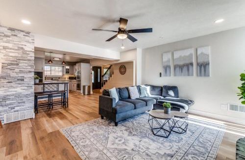 Dallas House | Stunning 5BR 2BA Holiday Home with Private Pool and Cinema