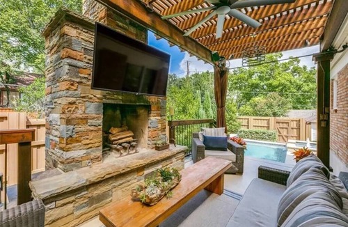 Hollywood - Santa Monica House | Stunning E Dallas 3BR Pool Spa Fireplace Retreat