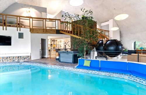 Centennial House | Stunning geodome with Indoor Pool and Hot Tub! Minutes from the heart of Denver.