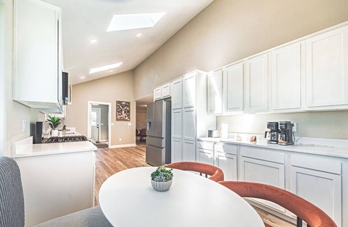 Calhan House | Stunning Home w King Beds, Volleyball Mountain Views, Private Retreat, Hot tub