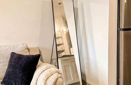 Las Colinas Apartment | Stunning Lake Views | DART Train | Gym & Pool