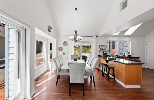 East Lake Hills House | Stunning Sammamish Lake View Home near Weowna Park