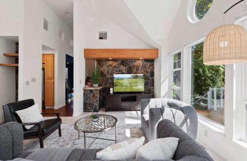 East Lake Hills House | Stunning Sammamish Lake View Home near Weowna Park