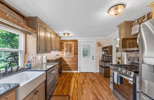 Grandview House | Stunning Vintage Oasis: Gym, BBQ Deck & Lawn X6