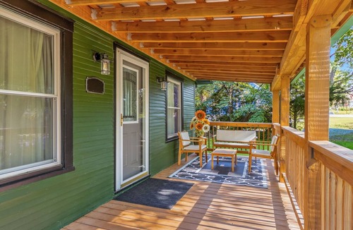 Grandview House | Stunning Vintage Oasis: Gym, BBQ Deck & Lawn X6