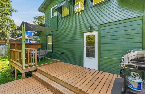 Grandview House | Stunning Vintage Oasis: Gym, BBQ Deck & Lawn X6