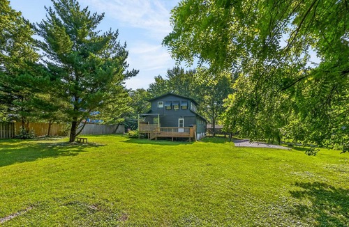 Grandview House | Stunning Vintage Oasis: Gym, BBQ Deck & Lawn X6
