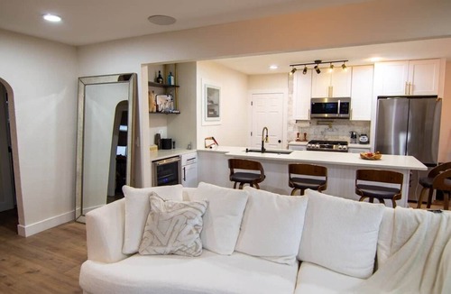 Englewood Apartment | Stylish 2bdr Englewood retreat with Private Yard