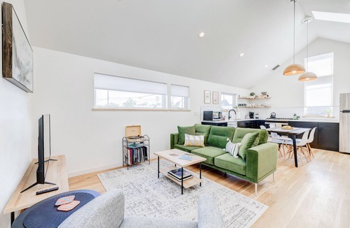 Berkeley House | Stylish 2BR Guesthouse w/Private Patio - Walk to Tennyson St