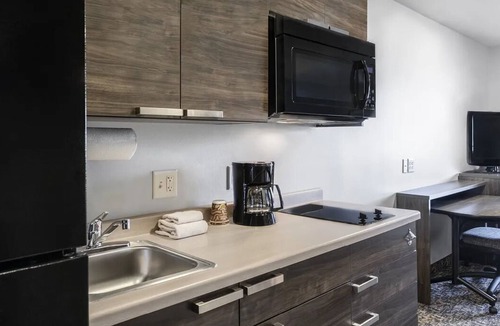 St. Joseph Hotel | Stylish 3 Rooms w/Full Kitchen Ideal for Comfortable Extended or Family Stays