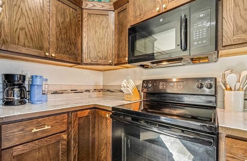 Caldwell House | Stylish 3BR Retreat Sleeps 9 Garden & Garage