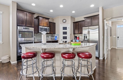 Todd Creek House | Stylish 4-Bed House/Spruce/Garden/Parking/Wi-Fi