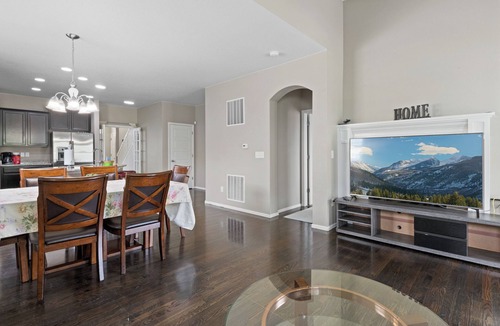 Todd Creek House | Stylish 4-Bed House/Spruce/Garden/Parking/Wi-Fi