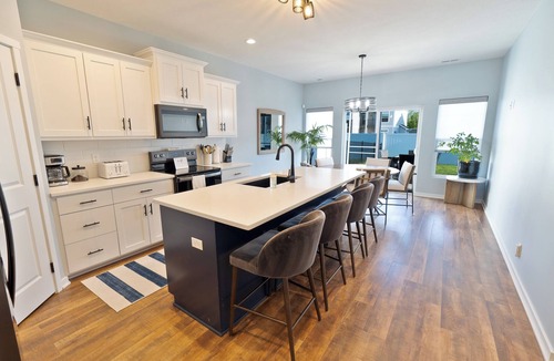 Waterloo House | Stylish 4BR Hot Tub Retreat +Near Omaha + Garage + EV
