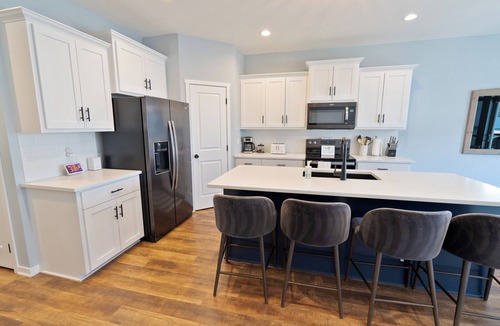 Waterloo House | Stylish 4BR Hot Tub Retreat +Near Omaha + Garage + EV