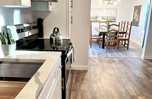 Denton House | Stylish 4BR Retreat in Denton | Sleeps 10 UNT TWU