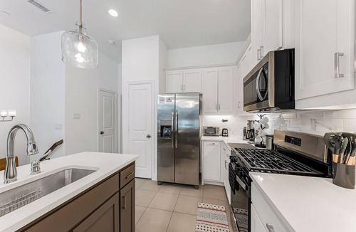 Lewisville House | Stylish Arcade Stay EV Central