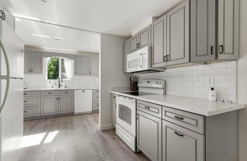Mid-Beacon Hill House | Stylish Beacon Hill 3BR, close to Groceries & Parks, by Blueground