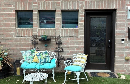 Cedars House | Stylish DOWNTOWN Retreat….quite and city walkable: 2 bdrm & 2.5. bath. Sleeps 8