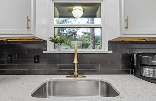 Central Arlington House | Stylish Home Hot Tub & Game Room near AT&T, Globe Life, UTA