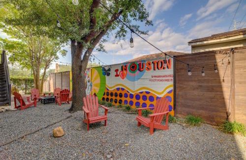 South Central Houston Apartment | Stylish Houston Condo with Bright Outdoor Area!