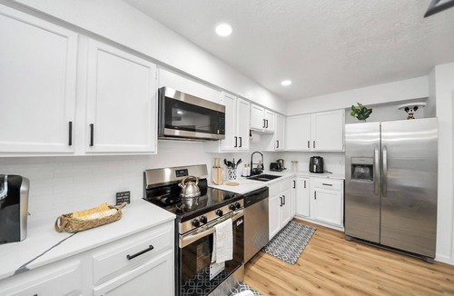 Barker House | Stylish Katy Retreat 4BR Sleeps 10 Outdoor Escape.