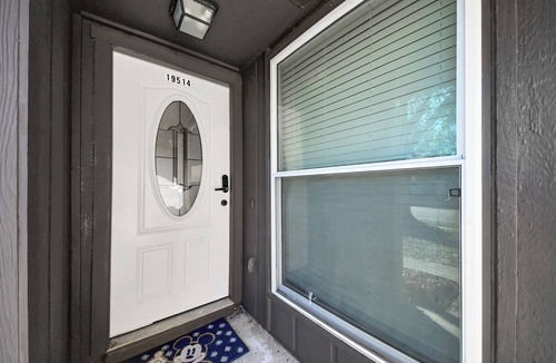 Barker House | Stylish Katy Retreat 4BR Sleeps 10 Outdoor Escape.