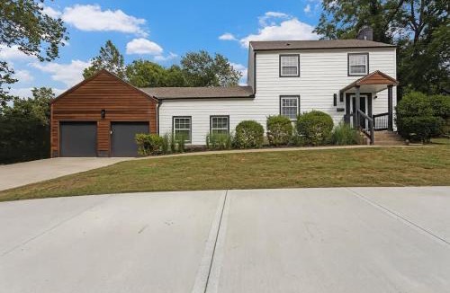 Merriam House | Stylish KC FarmhouseHugeFencedYard